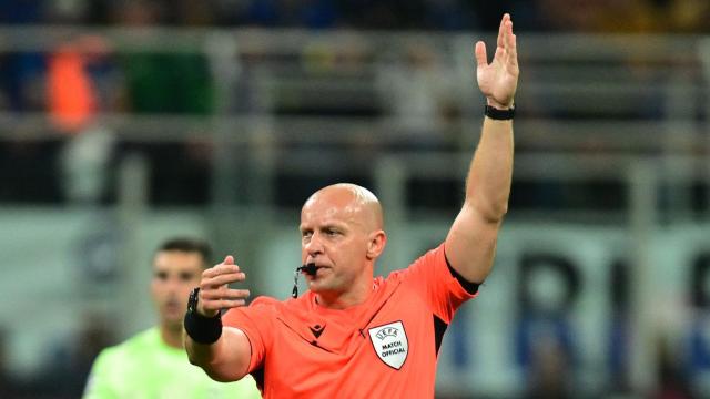 Marciniak, durante el partido entre el Inter de Milán y el Barça