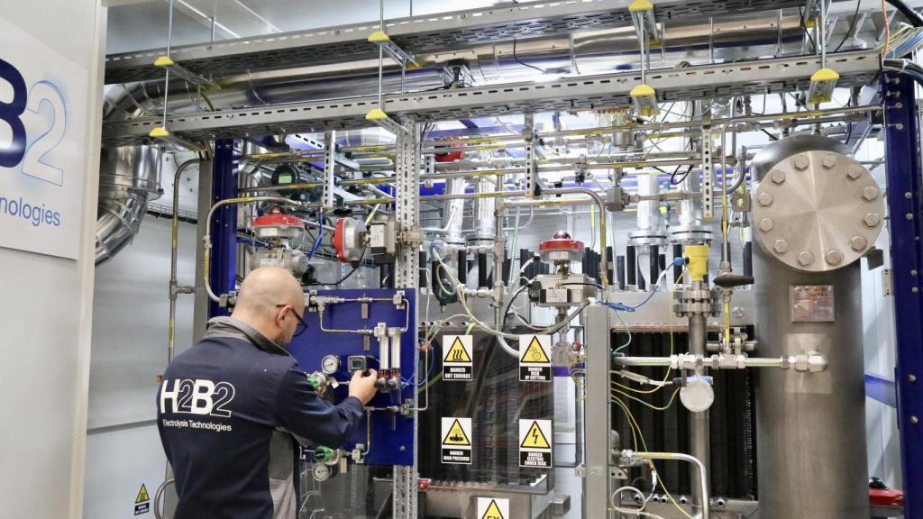 Un electrolizador polimérico (PEM), de 2 MW de capacidad de H2B2. Su uso será para un proyecto de movilidad, en estación de servicio, para un cliente en Alemania.