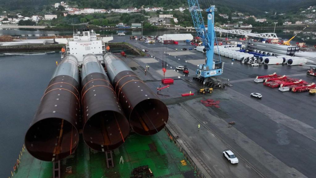 El puerto de Ferrol ejecuta la primera operación de descarga de monopiles XXL en España