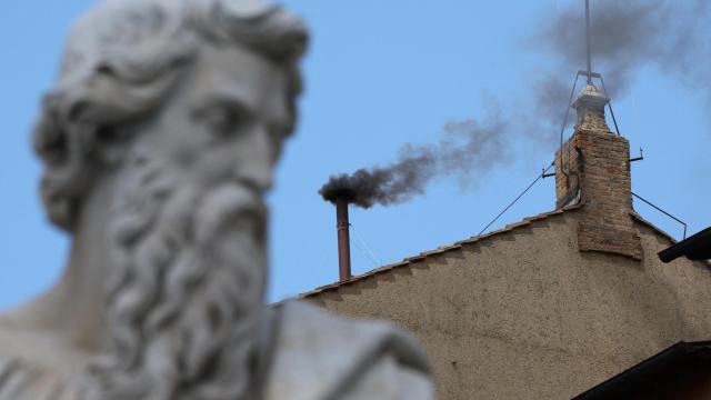 El humo negro saliendo de la chimenea de la Capilla Sixtina este jueves por la mañana.