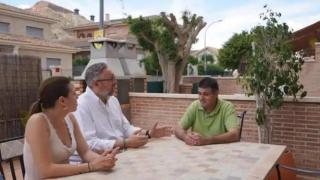 El alcalde de Santomera, Víctor Martínez (i), reunido en casa de José, un vecino de la localidad que solicitó su presencia en el marco del proyecto 'El alcalde en tu casa'.