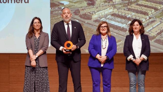 El alcalde de Santomera, Víctor Martínez, recoge el premio 'Ciudad de la Ciencia y la Innovación'.