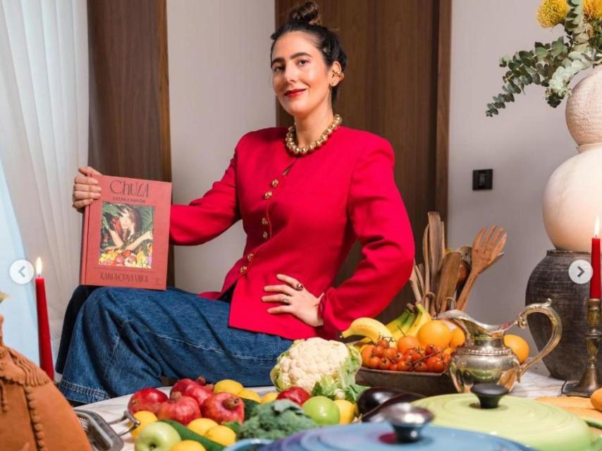 Karla Cova Villa, con su libro.