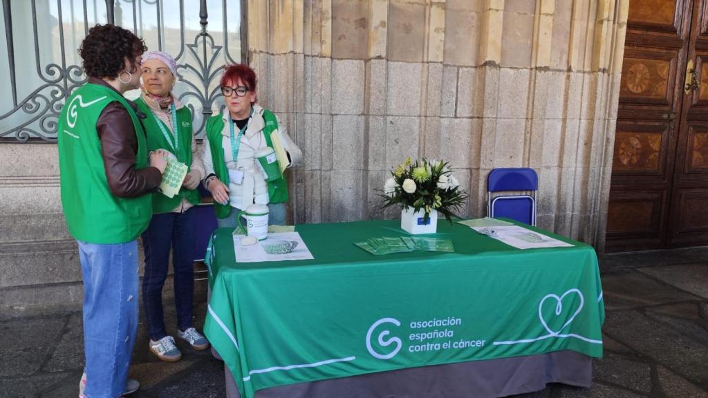 Cuestación de la AECC en la Plaza Mayor de Salamanca