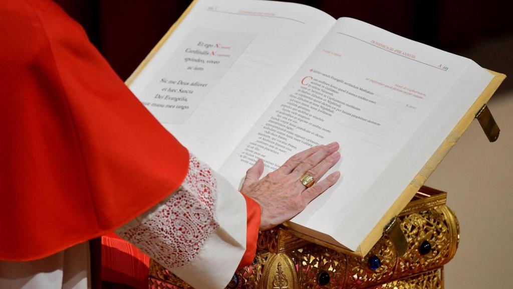 Uno de los cardenales reza en la Capilla Sixtina durante el Cónclave.