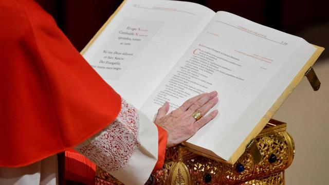 Uno de los cardenales reza en la Capilla Sixtina durante el Cónclave.