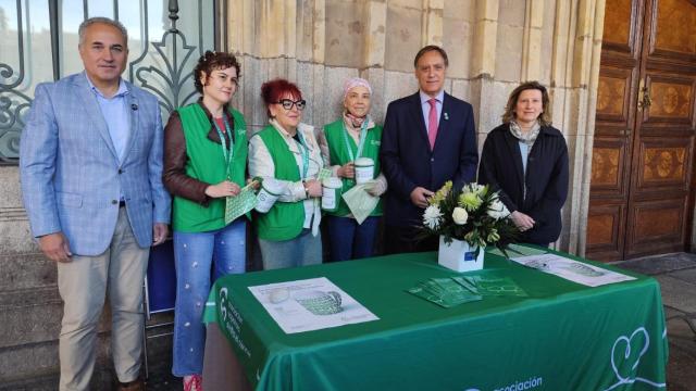 La AECC Salamanca instala una mesa de recaudación en la Plaza Mayor de Salamanca