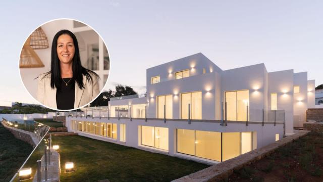 Paloma Algaba y una de las casas que gestiona InmoVillas en Jávea