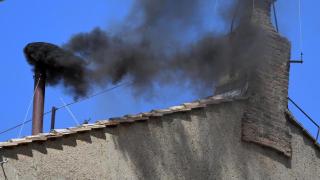 Fumata negra en el cónclave del jueves 2025.