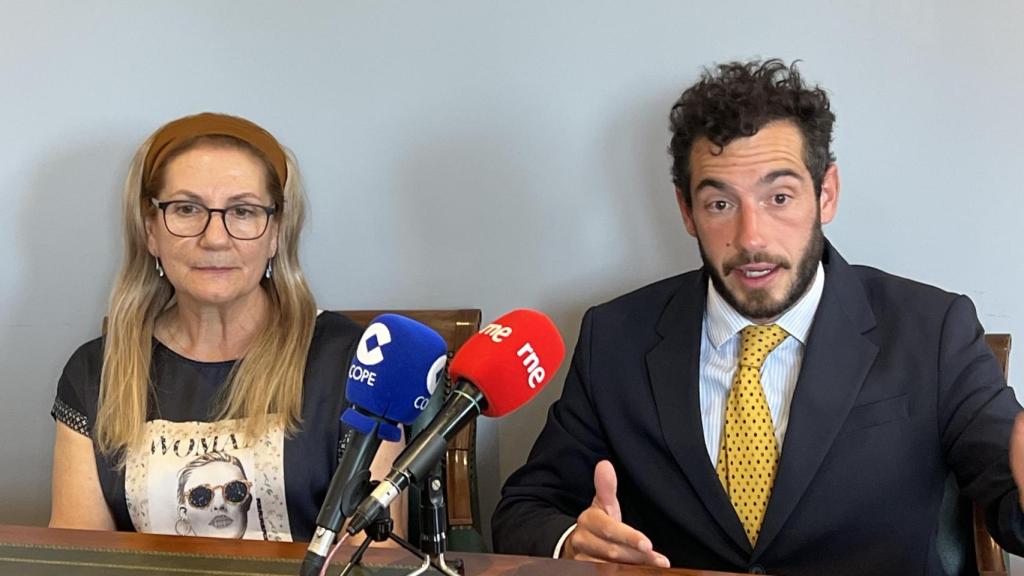 Pilar Pérez junto a su abogado en una rueda de prensa.