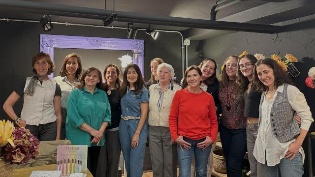 Asistentes de la cata posando con Aurora García