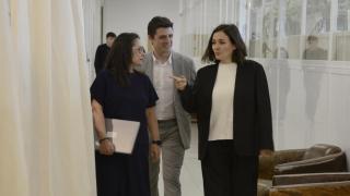 Adriana Domínguez, a la derecha