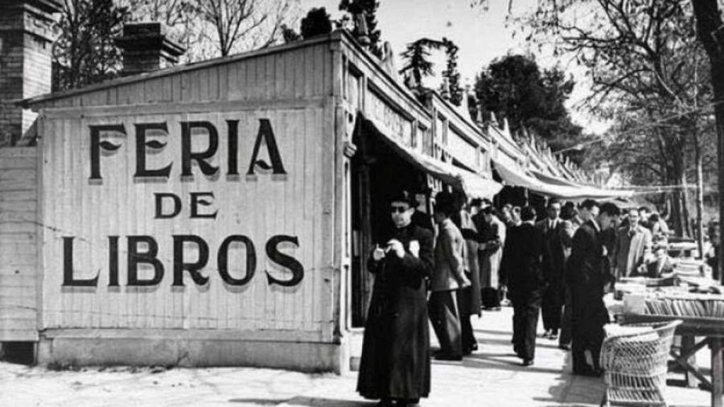 La feria del libro permanente en la cuesta de Moyano a finales de los años 40. Foto: EFE