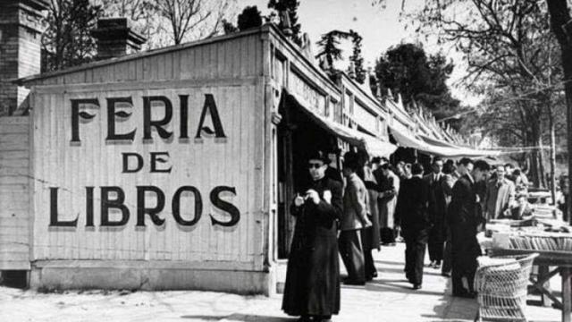 La feria del libro permanente en la cuesta de Moyano a finales de los años 40. Foto: EFE