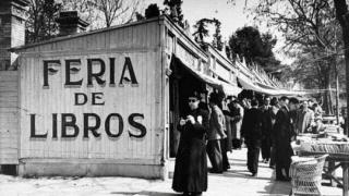 La feria del libro permanente en la cuesta de Moyano a finales de los años 40. Foto: EFE