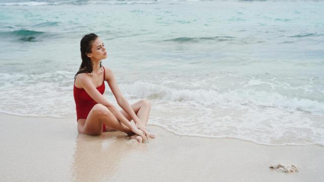 Imagen de archivo de una mujer en la playa con bañador