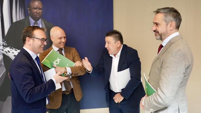 El portavoz del PP, Ricardo Gavilanes, el viceportavoz de Vox, Carlos Menéndez, el portavoz de UPL, Luis Mariano Santos y el portavoz de Vox, David Hierro, antes de la Junta de Portavoces de este jueves en las Cortes