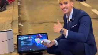 El creador de contenidos jugando a la Play en la Feria de Abril.