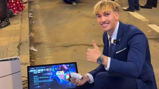 El creador de contenidos jugando a la Play en la Feria de Abril.