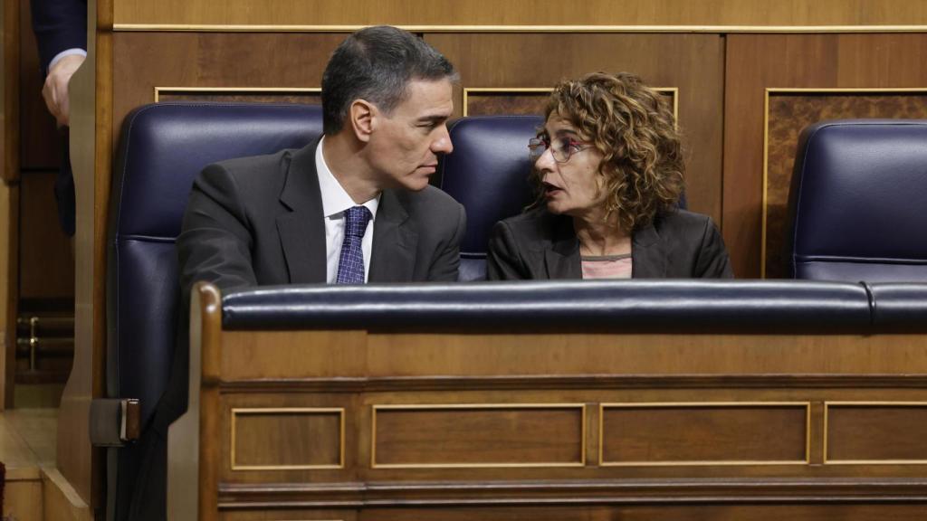 El presidente del Gobierno, Pedro Sánchez, junto a la vicepresidenta primera, María Jesús Montero, este jueves en el Congreso.