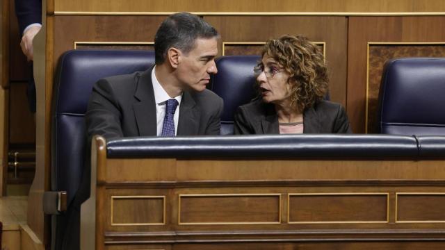 El presidente del Gobierno, Pedro Sánchez, junto a la vicepresidenta primera, María Jesús Montero, este jueves en el Congreso.