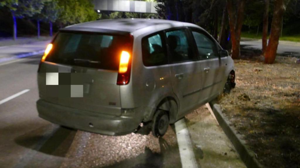 El vehículo que circulaba por la vía sin ruedas y en sentido contrario