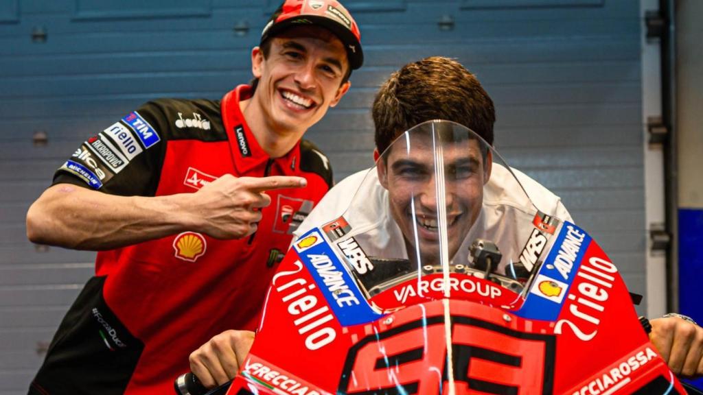 Marc Márquez junto a Carlos Alcaraz subido a su moto