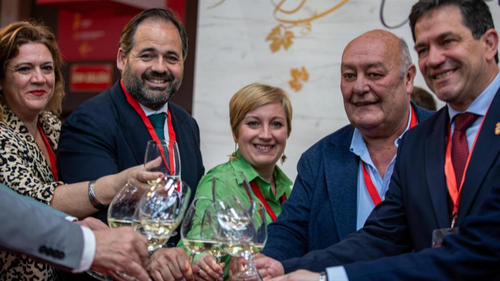 El presidente del PP de Castilla-La Mancha, Francisco Núñez, durante su visita a FENAVIN.