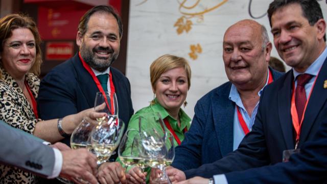 El presidente del PP de Castilla-La Mancha, Francisco Núñez, durante su visita a FENAVIN.