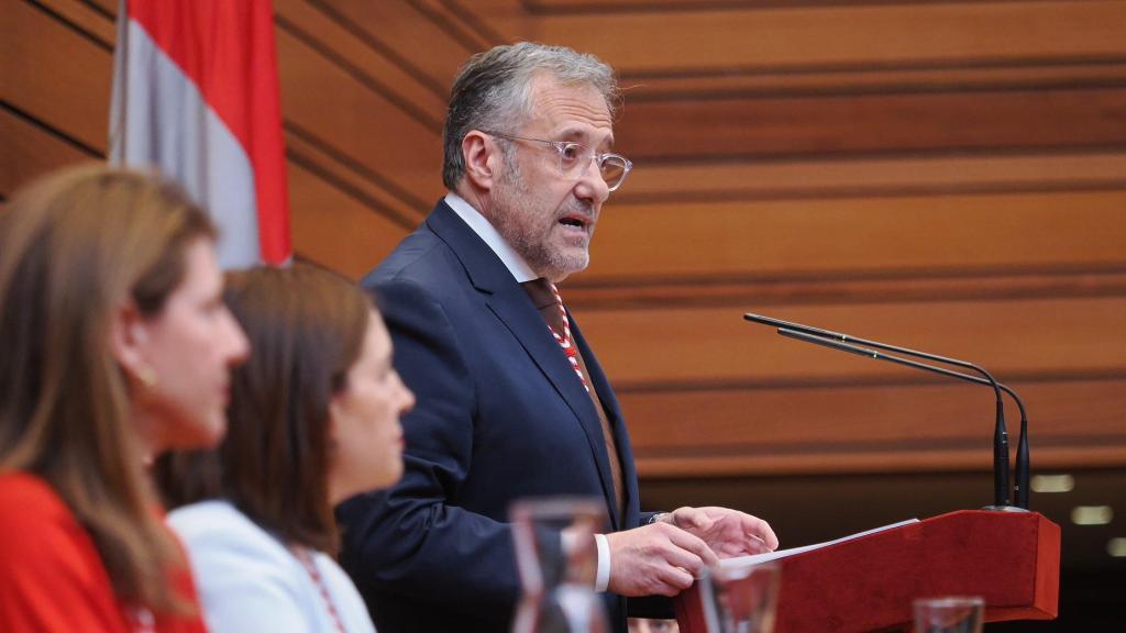 El presidente de las Cortes, Carlos Pollán, durante un pleno de la Cámara autonómica