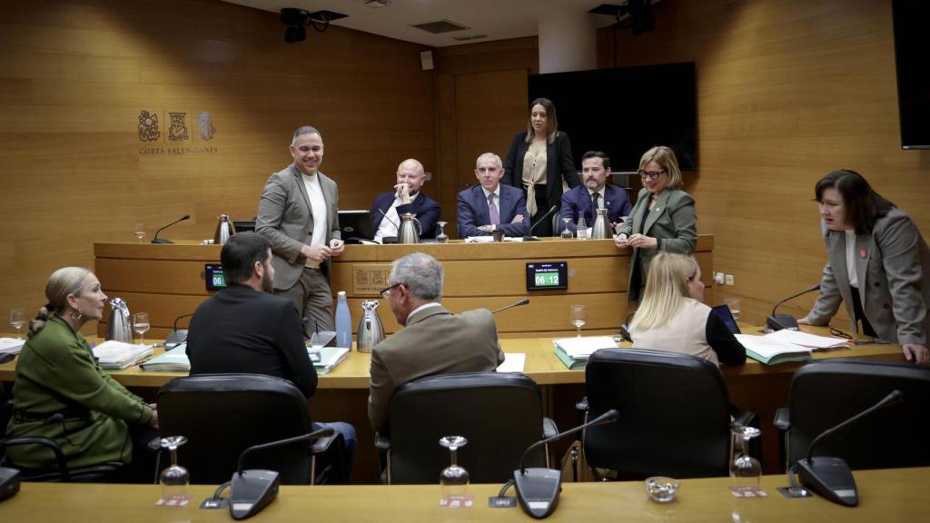 Los diputados en la comisión de Economía minutos antes de la votación este jueves. José Cuéllar / EP