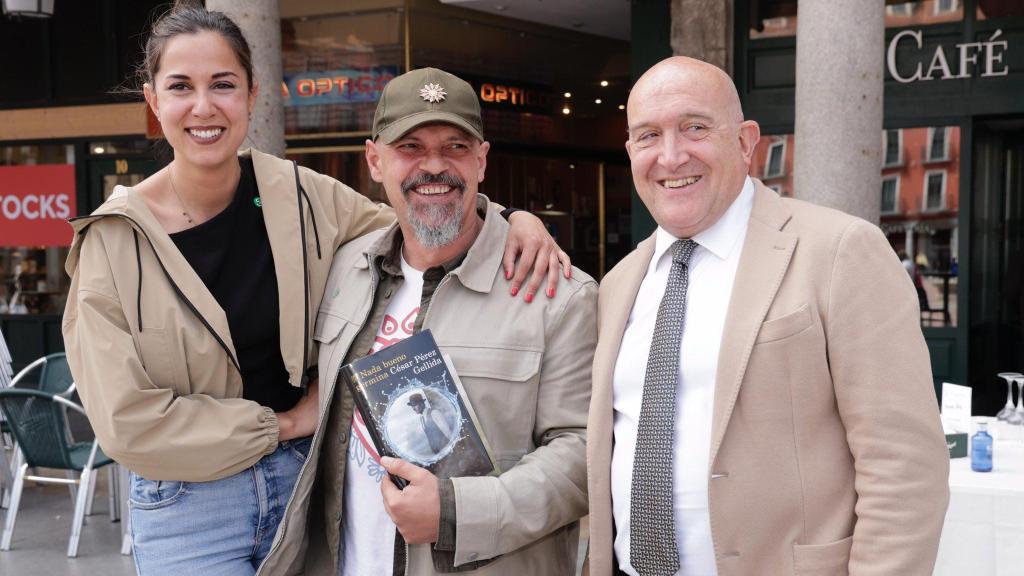 La concejala de turismo, eventos y marca ciudad, Blanca Jiménez; el escritor vallisoletano César Pérez Gellida; y el alcalde, Jesús Julio Carnero en la presentación de la nueva novela 'Nada bueno germina'