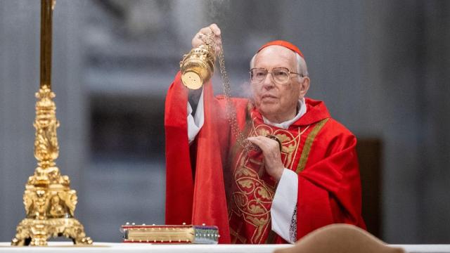 El cardenal Giovanni Battista Re durante la celebración de la misa 'Pro eligendo Romano Pontifice', previa a la celebración del Cónclave.