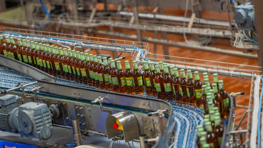 Embotellado del 'Fuze Tea', la marca de té de Coca-Cola. EE