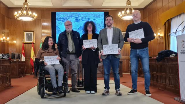 El vicepresidente primero y responsable de Cultura de la Diputación, Víctor López de la Parte; y la concejala de Cultura del Ayuntamiento de Zamora, María Eugenia Cabezas, en la presentación de 'Zamora, visión de un arquitecto' de Juan Manuel Báez Mezquita