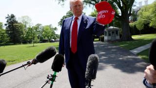 El presidente de Estados Unidos, Donald Trump, sostiene una gorra con las palabras Golfo de América bordadas mientras habla con los medios antes de subir al Marine One para partir hacia Michigan y asistir a un mitin para celebrar sus primeros 100 días en el cargo, desde el Jardín Sur de la Casa Blanca en Washington, D.C., Estados Unidos, 29 de abril de 2025.