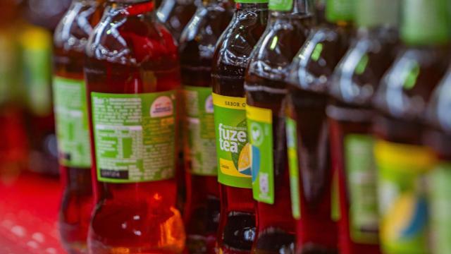 Embotellado de 'Fuze Tea'. EE