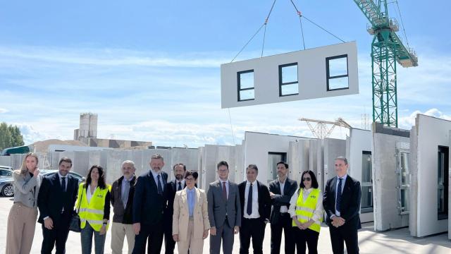 La ministra de Vivienda y Agenda Urbana, Isabel Rodríguez, visita la fábrica de construcción industrializada de la empresa Ávita, del Grupo Avintia, en Aranda de Duero (Burgos)