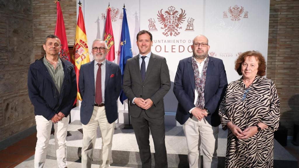 Presentación de la muestra de Kalato en el patio acristalado del Ayuntamiento de Toledo.