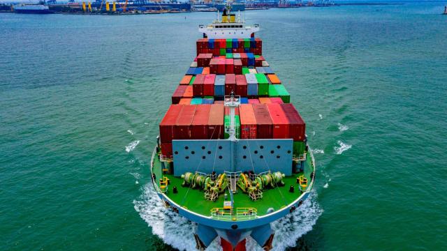 Un buque de carga transporta contenedores al salir del puerto hacia aguas profundas.