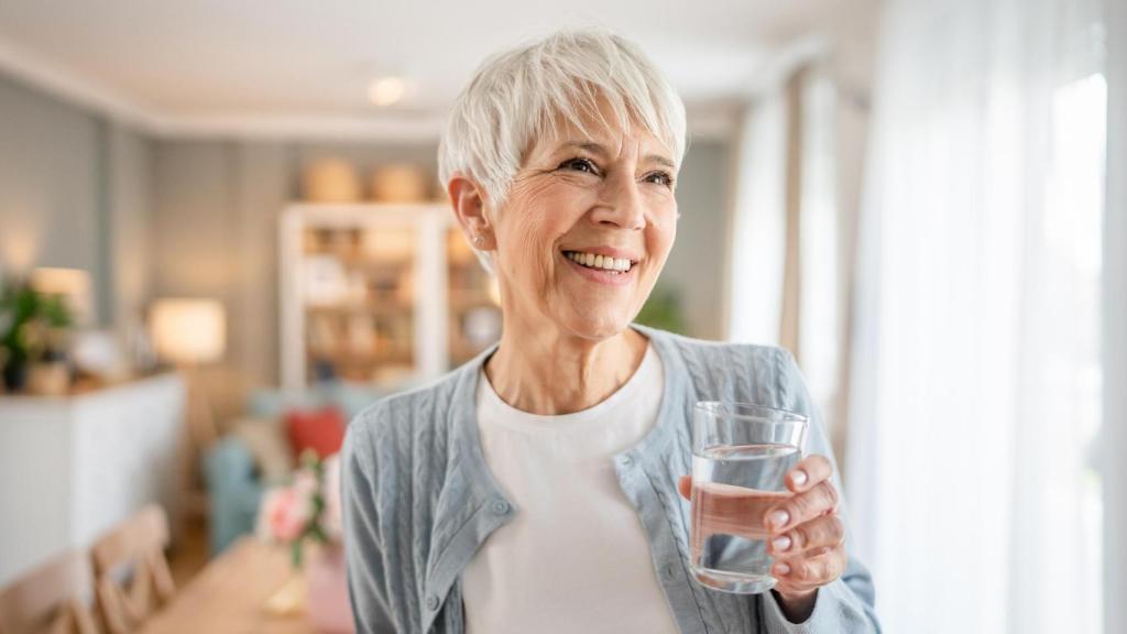 Mujer bebiendo agua.