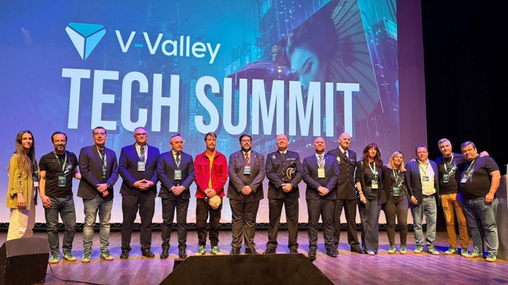 Foto de familia de todas las personas que han intervenido en la apertura del summit de V-Valley Tech.