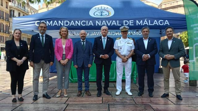 Autoridades y representantes de la AECC ante la mesa de la Plaza de la Constitución.