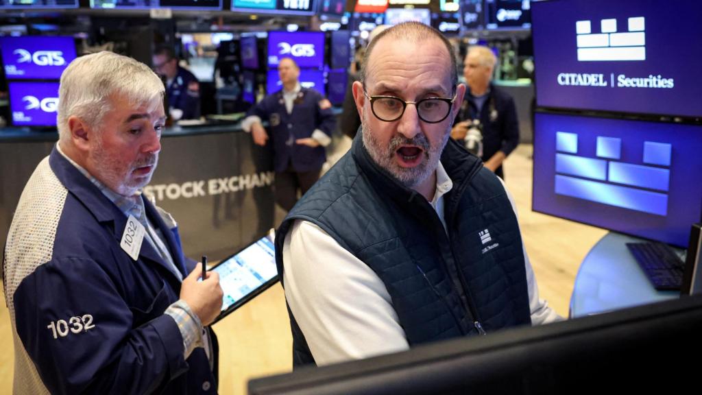 Dos operadores miran una pantalla en el parqué de la Bolsa de Nueva York.