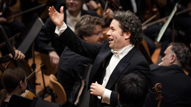 Gustavo Dudamel dirigiendo la Sinfónica de Londres. Foto: Gerardo Gómez/ Fundamusical