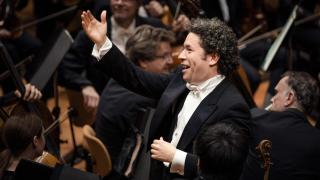 Gustavo Dudamel dirigiendo la Sinfónica de Londres. Foto: Gerardo Gómez/Fundamusical