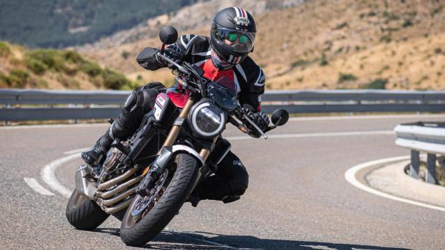 Un motorista en una curva