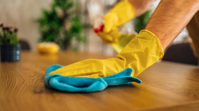 Una persona limpiando el polvo.