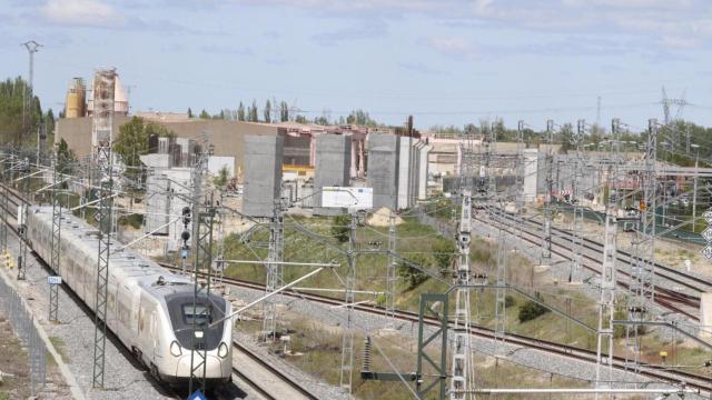 Esos muros del fondo son los que tendrían que derribar por orden judicial