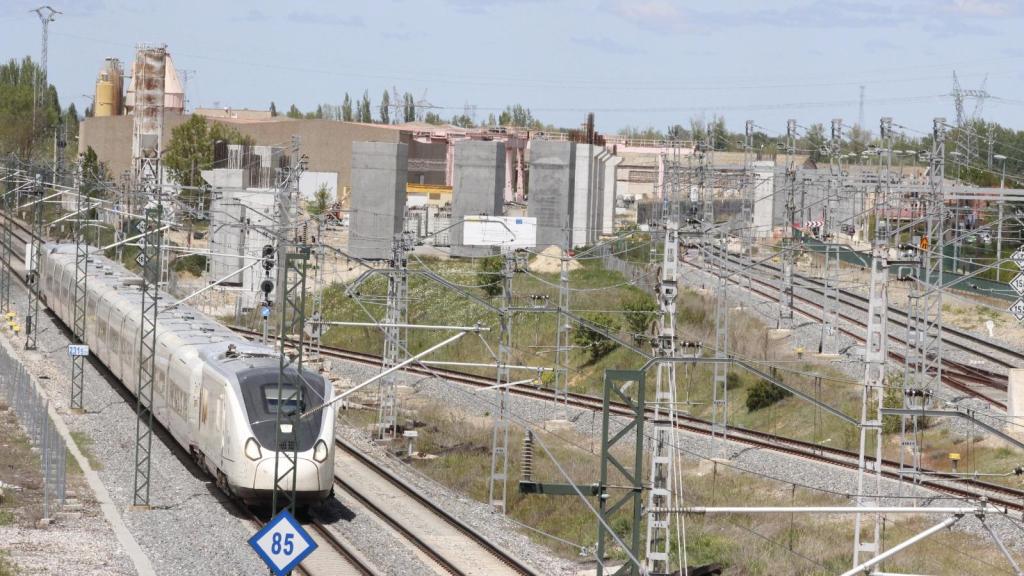 Esos muros del fondo son los que tendrían que derribar por orden judicial